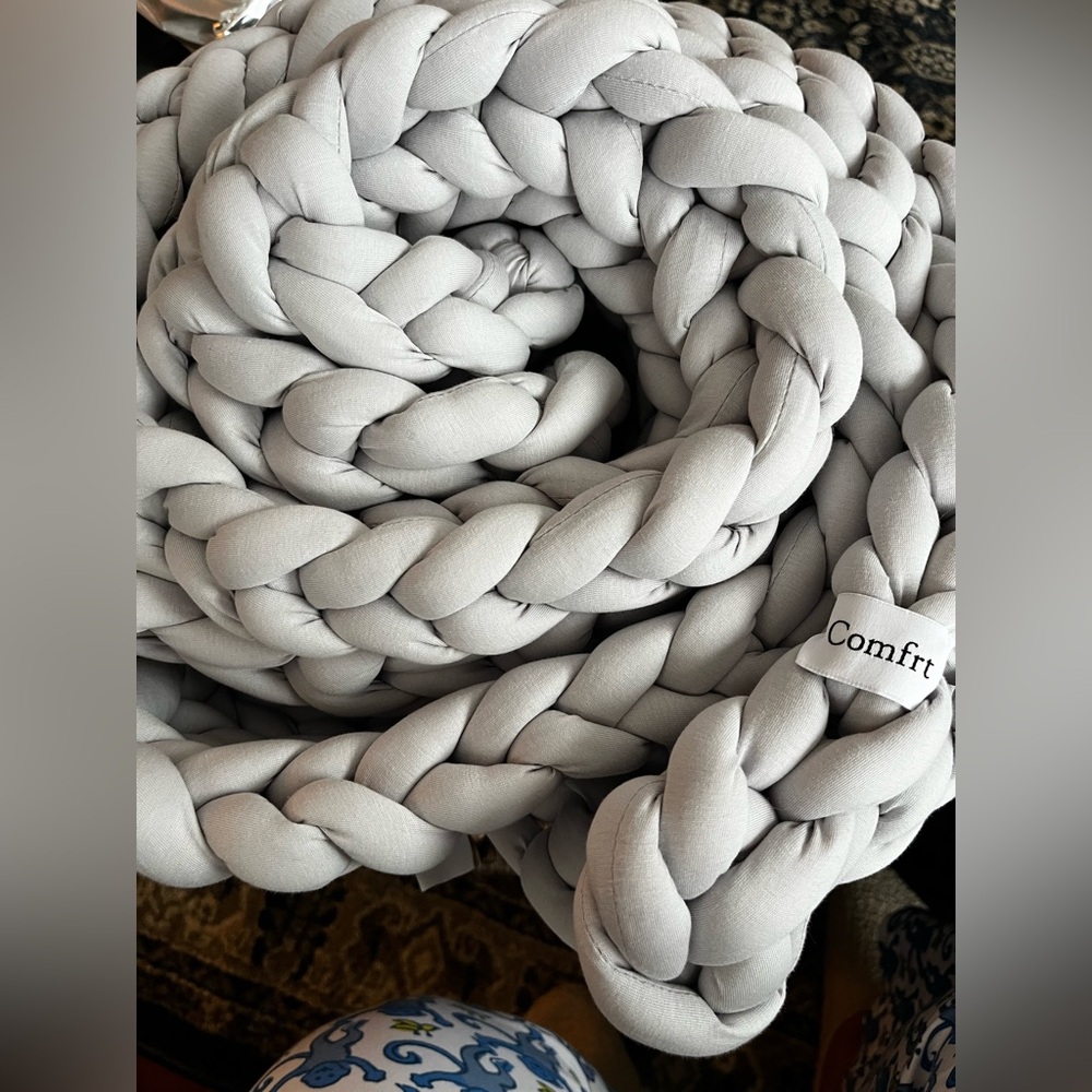 Comfrt Cuddle Cloud Weighted Blanket in Soft Gray - Picture 8 of 11